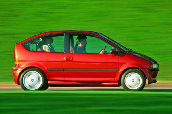 Размерите са почти същите като на съвременния Fiat 500, но формата и стилът повече бият на Audi A2. BMW е в играта на EV от 1972 година и E1 можеше да победи всяка конкуренция в началото на 90-те години със своя пробег от 250 км. 

Дизайнерът зад това е Марк Д. Кларк. Преди това той помага в проекта BMW Z1, но се мести в Porsche като помощник-главен дизайнер, където дава принос в стила на Porsche Carrera GT и Porsche 987 Cayman.

Първата концепция E1 е унищожена в пожар при зареждане и наследена от концепция от второ поколение. BMW никога не произвежда E1 за клиенти, но то вдъхновява 1993 3 Series Compact .